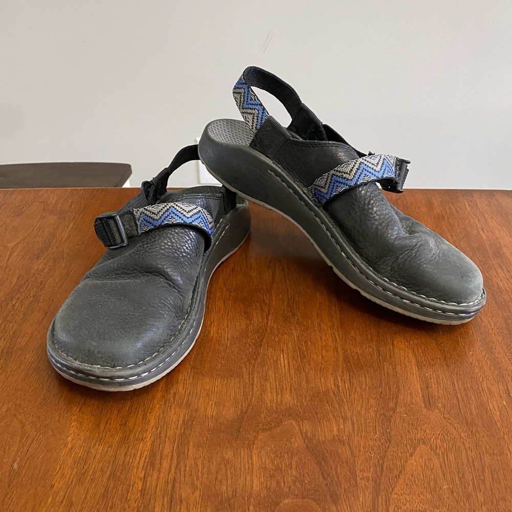 Chaco Toecoop Black Leather Mountain Clog with Blue Patterned Strap - W9